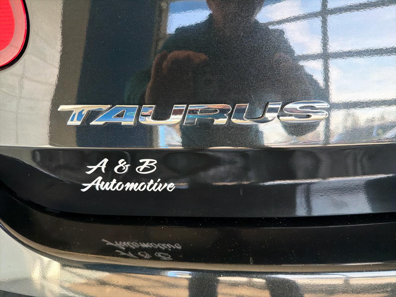 Ford Taurus 4dr Sdn SEL FWD 2011