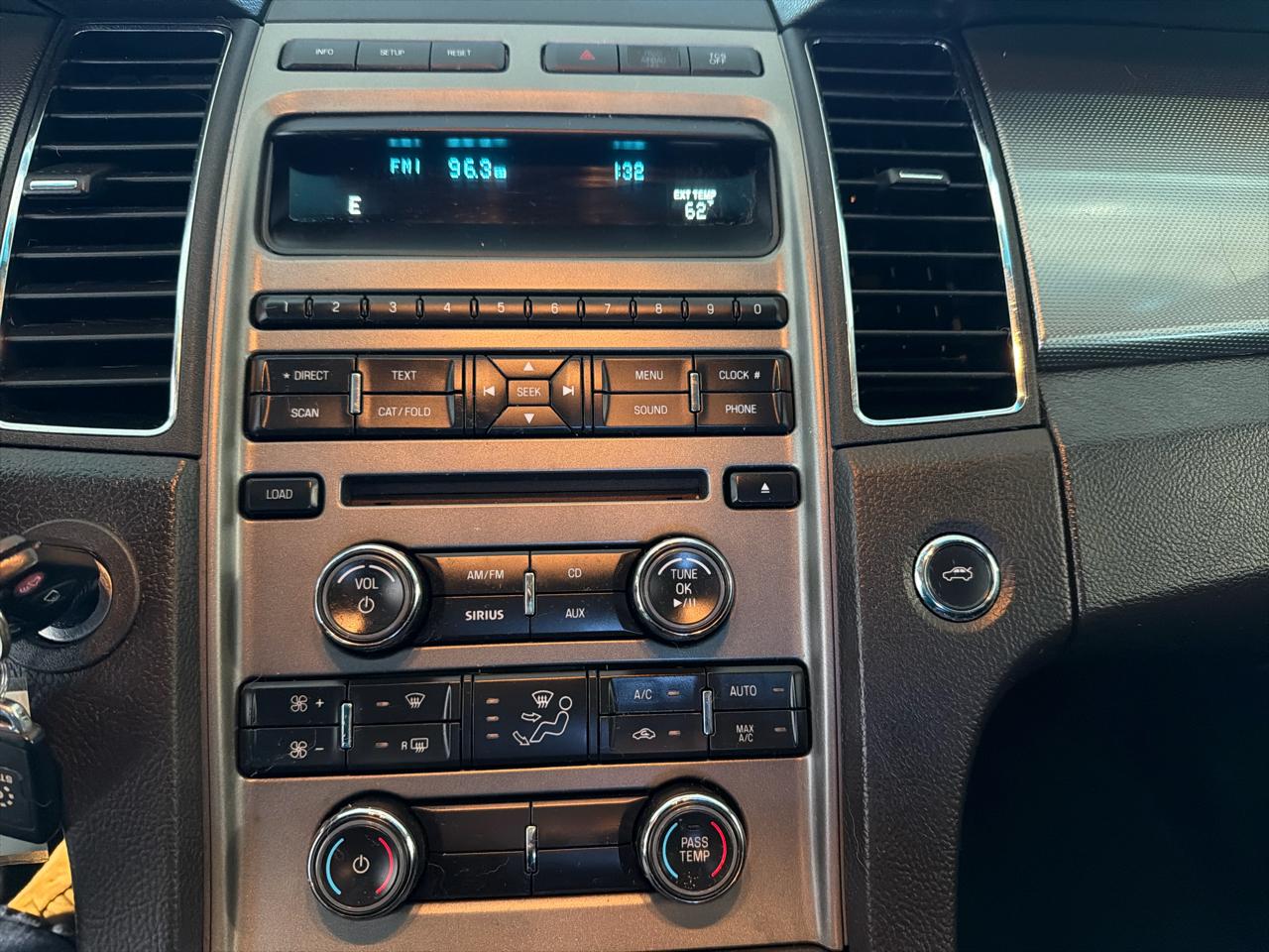 Ford Taurus 4dr Sdn SEL FWD 2011