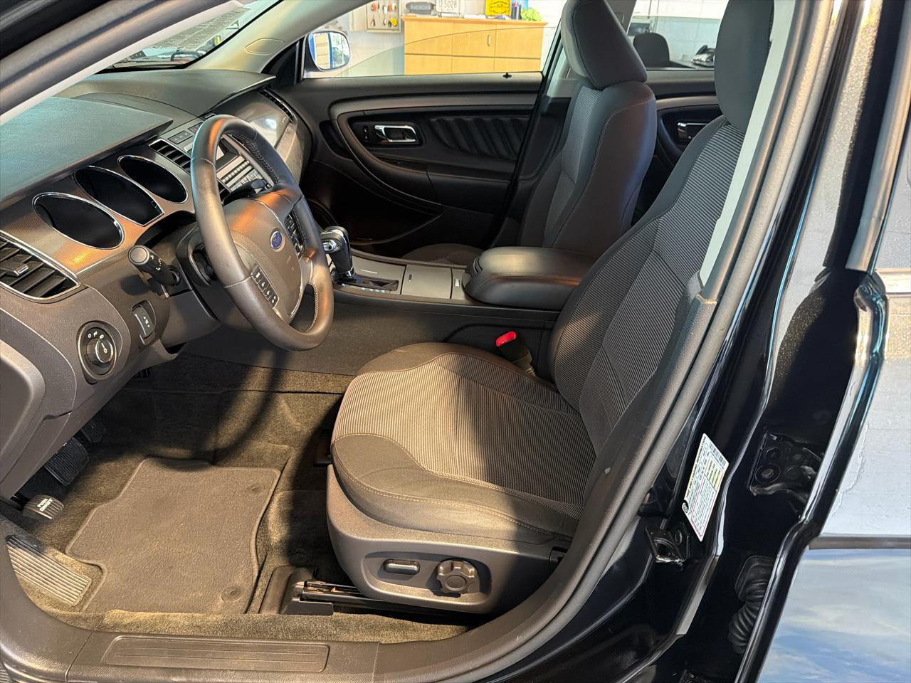 Ford Taurus 4dr Sdn SEL FWD 2011