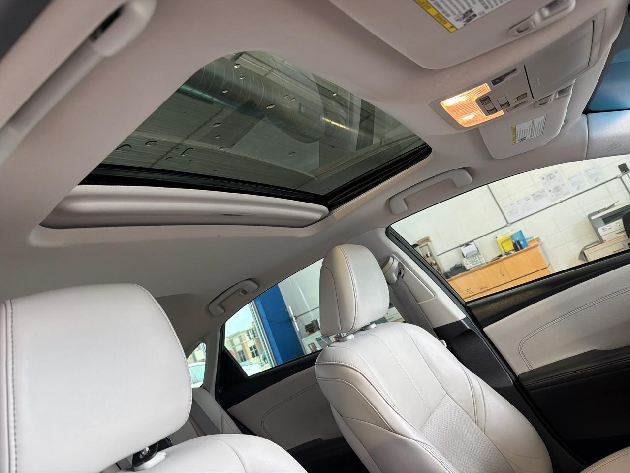 Toyota Avalon Hybrid Limited (Natl) 2017