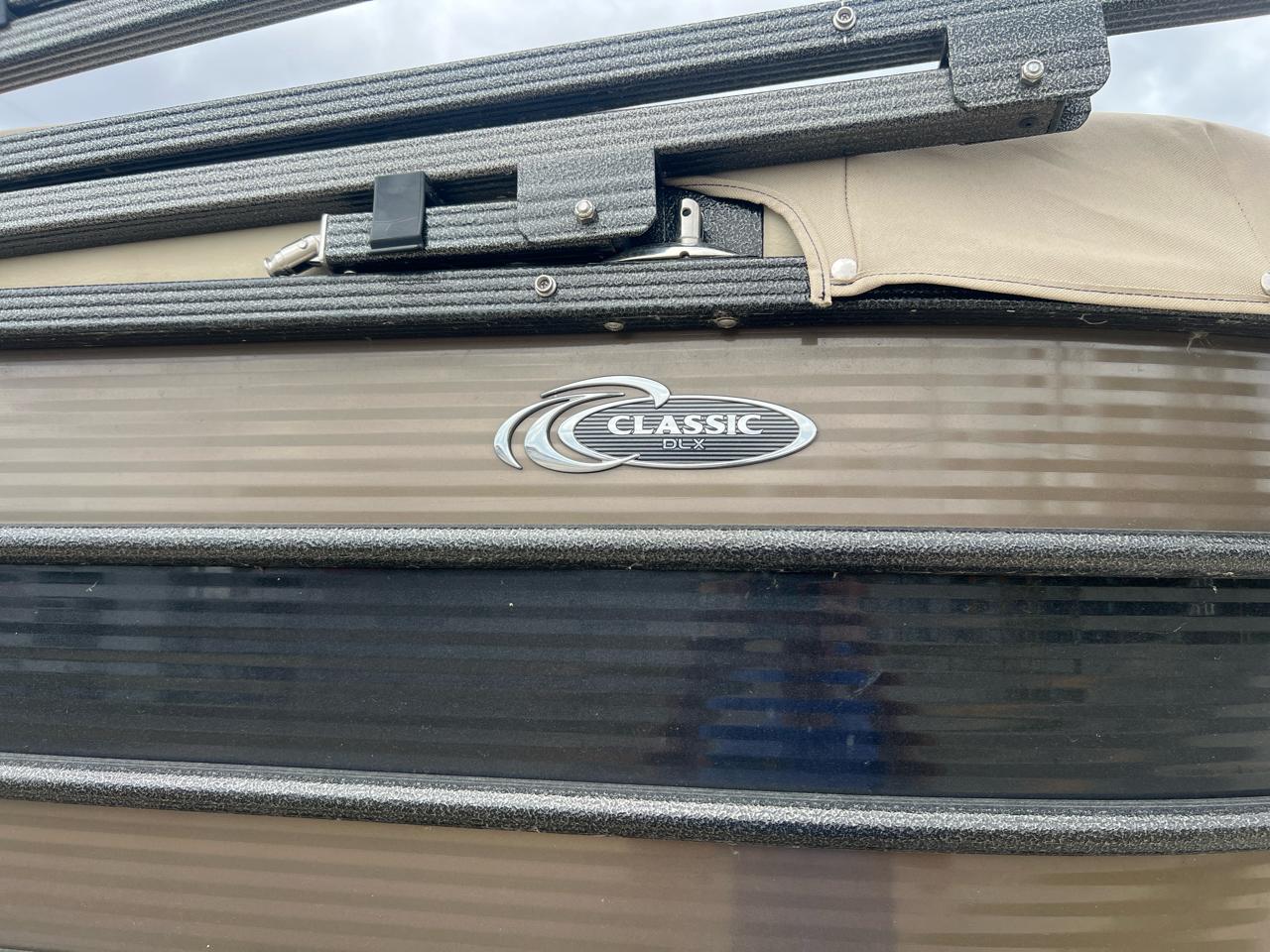 Crest Pontoons Classic LX  2021