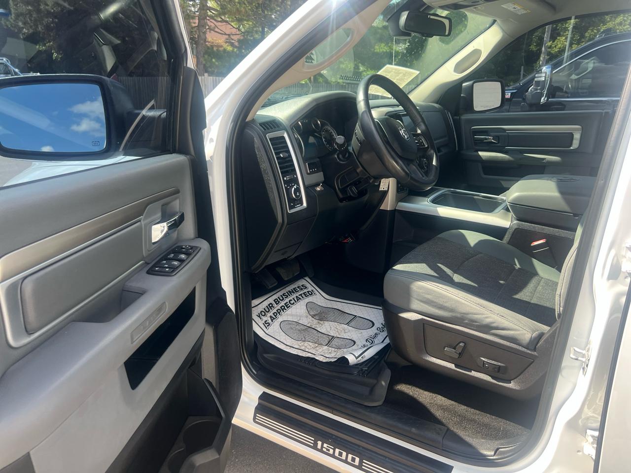 RAM 1500 4WD Crew Cab 140.5" Big Horn 2015