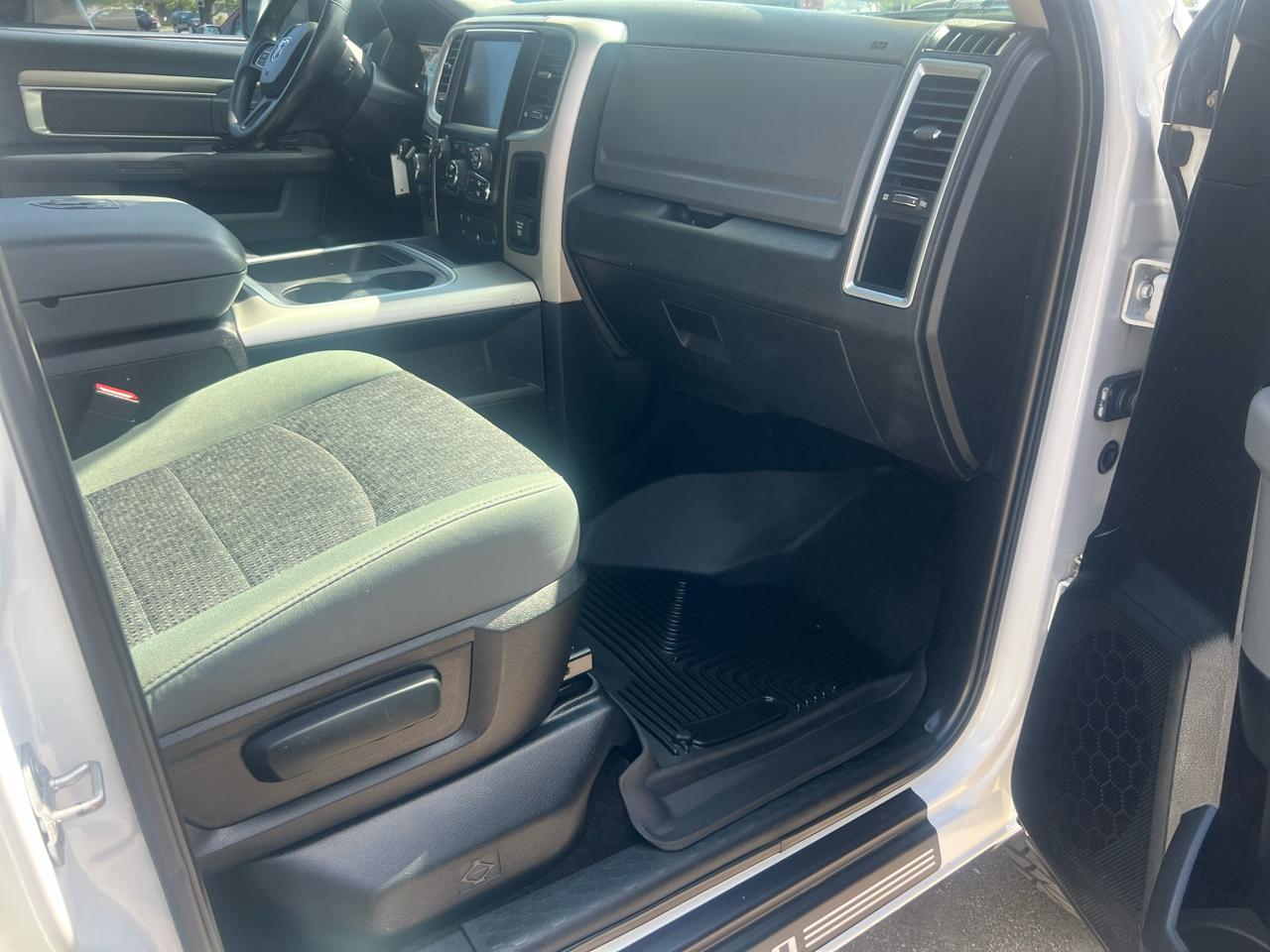 RAM 1500 4WD Crew Cab 140.5" Big Horn 2015