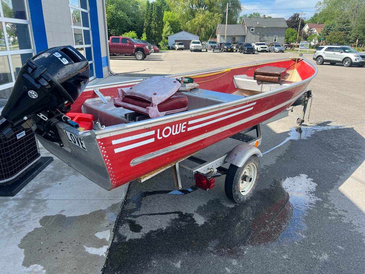 Lowe Fishing Boat  2000