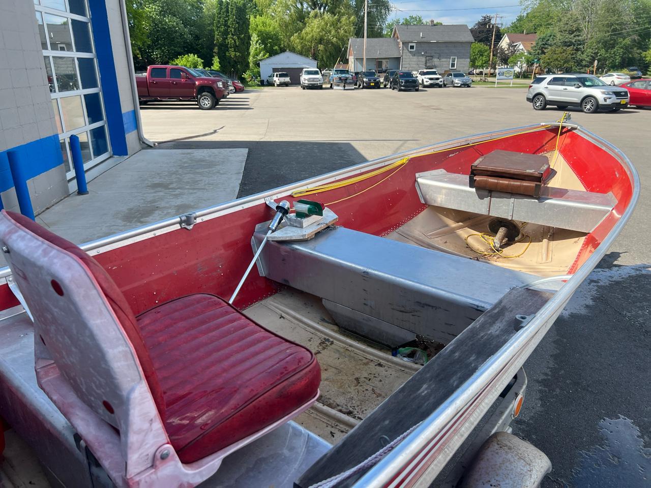 Lowe Fishing Boat  2000