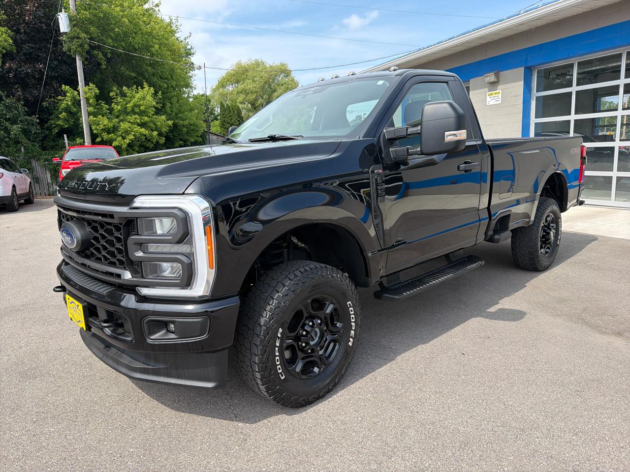 Ford Super Duty F-250 SRW XL 4WD Reg Cab 8' Box 2023
