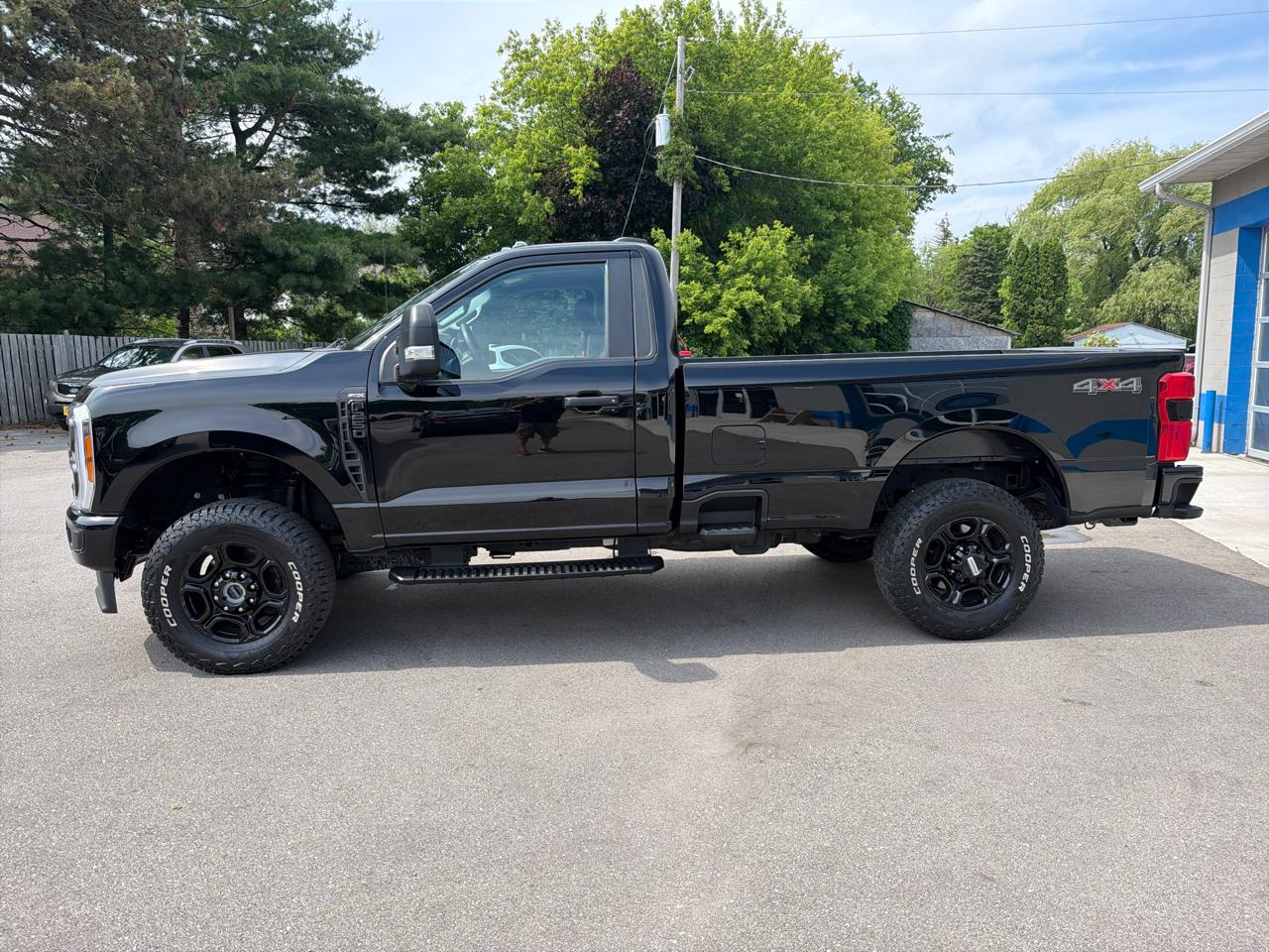 Ford Super Duty F-250 SRW XL 4WD Reg Cab 8' Box 2023