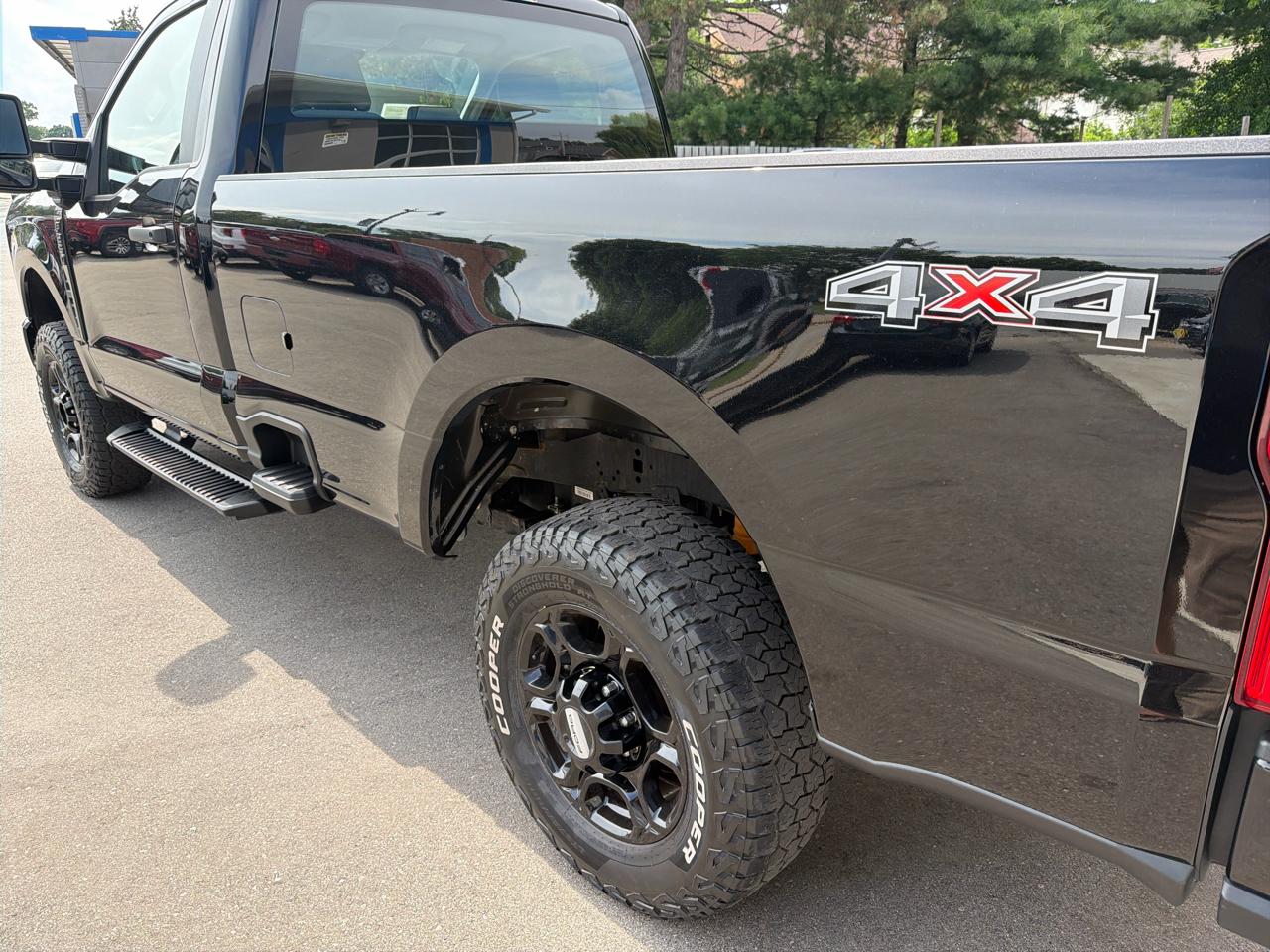 Ford Super Duty F-250 SRW XL 4WD Reg Cab 8' Box 2023