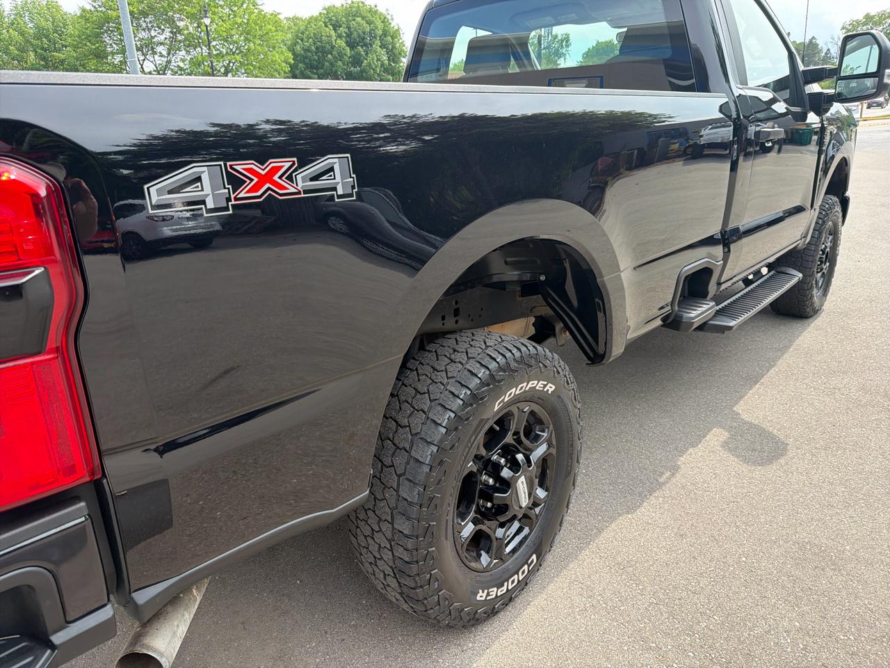 Ford Super Duty F-250 SRW XL 4WD Reg Cab 8' Box 2023