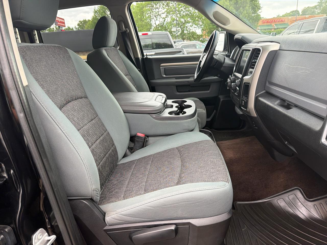 RAM 1500 4WD Crew Cab 140.5" Big Horn 2014