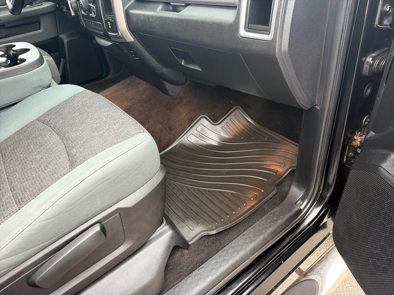 RAM 1500 4WD Crew Cab 140.5" Big Horn 2014