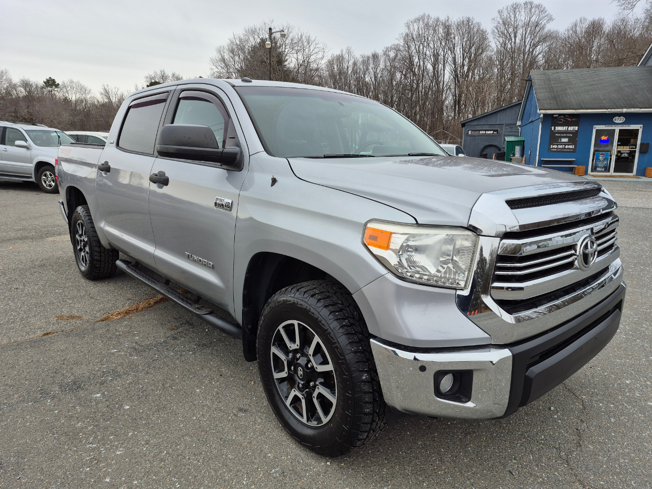 Toyota Tundra SR5 5.7L V8 CrewMax 4WD 2017