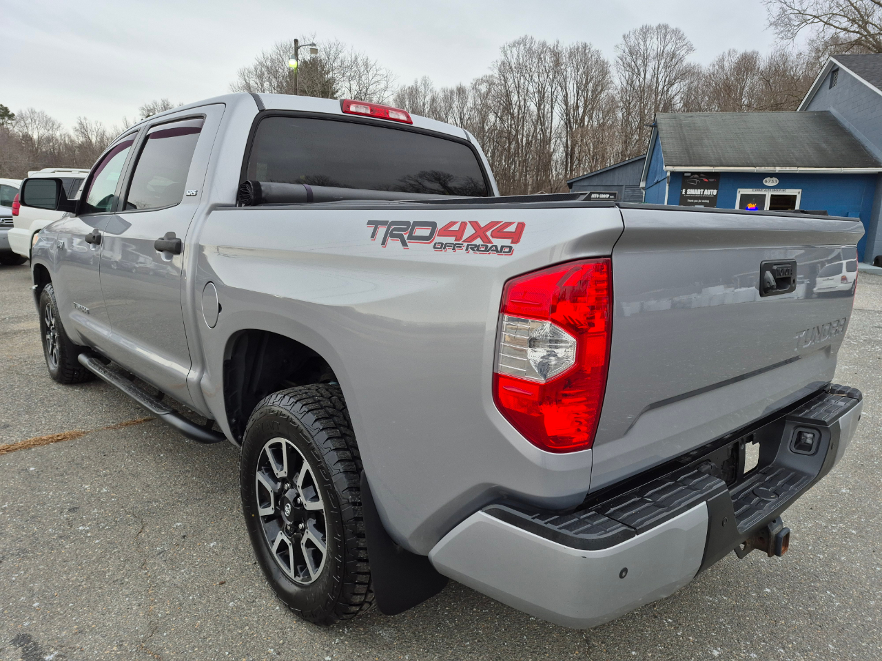 Toyota Tundra SR5 5.7L V8 CrewMax 4WD 2017