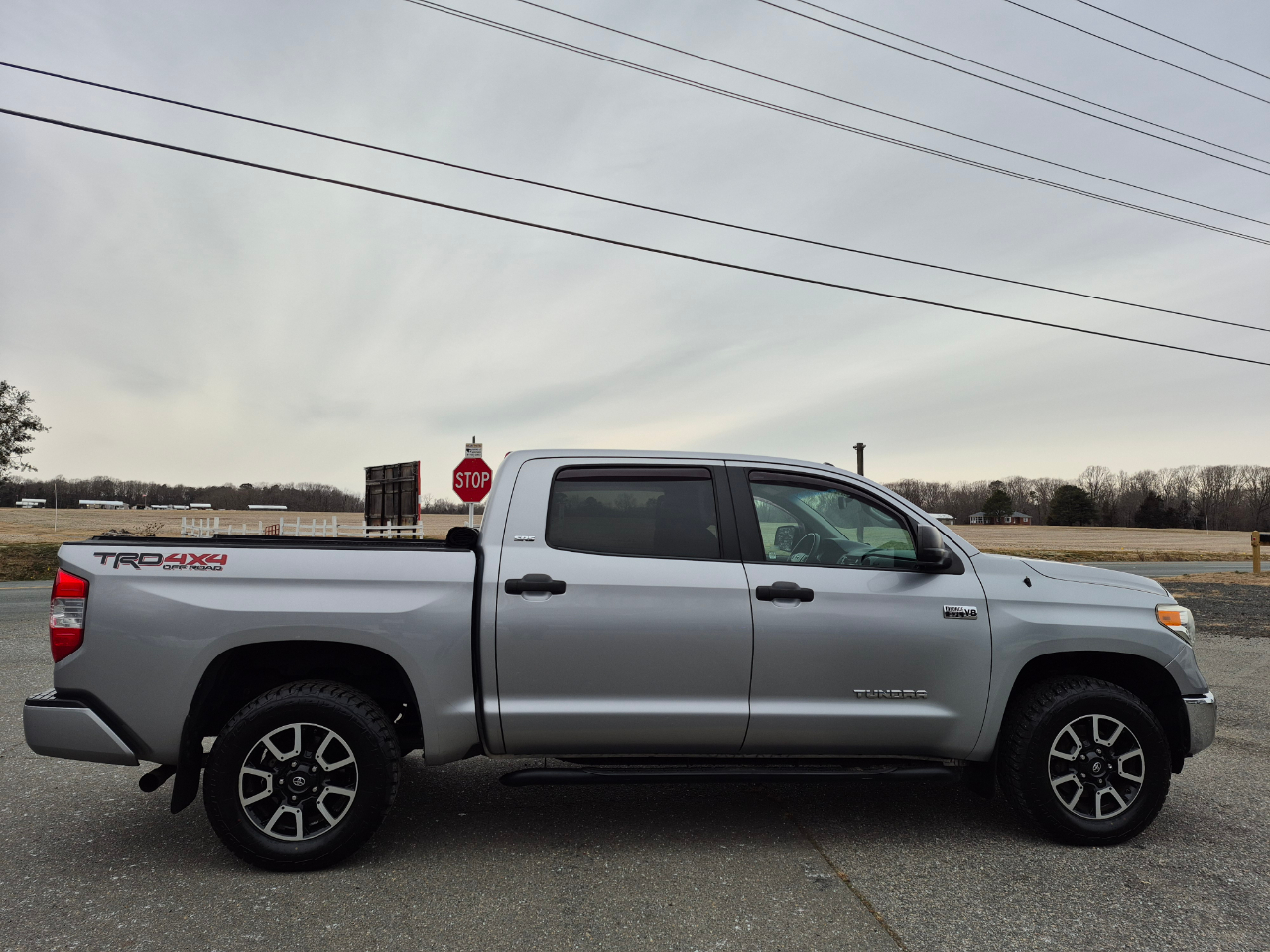 Toyota Tundra SR5 5.7L V8 CrewMax 4WD 2017