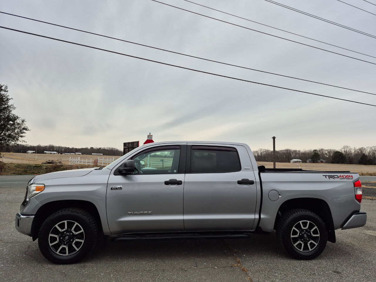 Toyota Tundra SR5 5.7L V8 CrewMax 4WD 2017