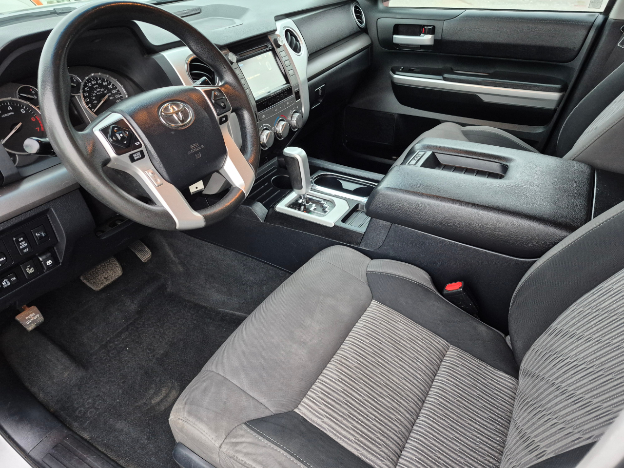 Toyota Tundra SR5 5.7L V8 CrewMax 4WD 2017