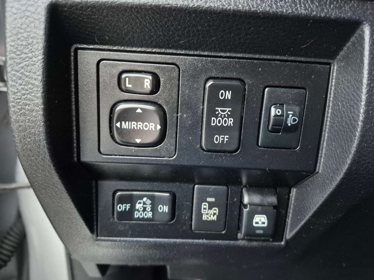 Toyota Tundra SR5 5.7L V8 CrewMax 4WD 2017