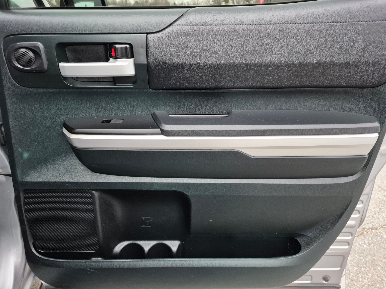 Toyota Tundra SR5 5.7L V8 CrewMax 4WD 2017