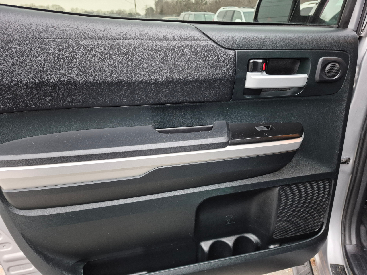 Toyota Tundra SR5 5.7L V8 CrewMax 4WD 2017