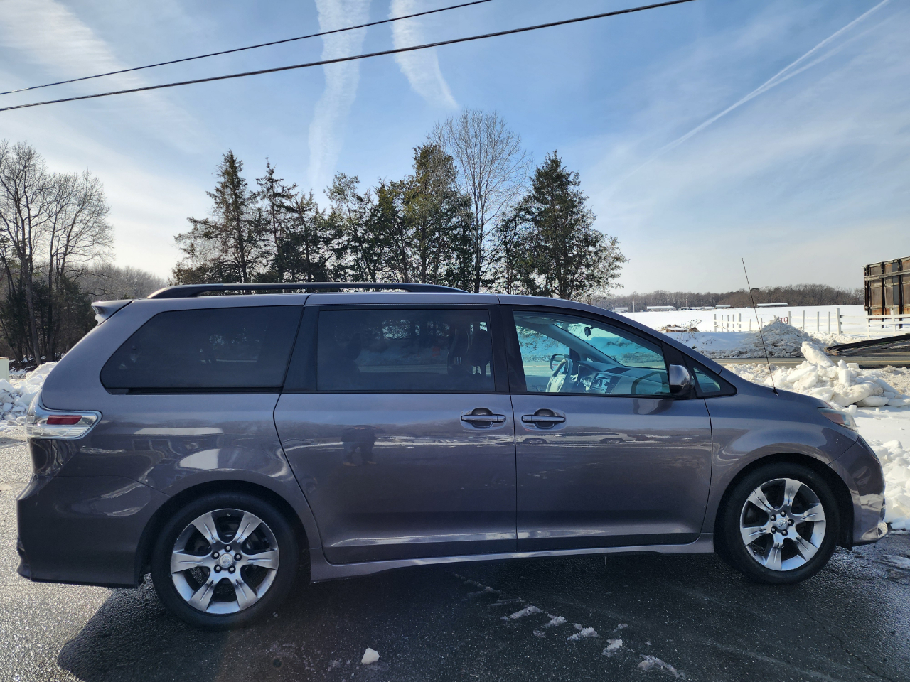 Toyota Sienna SE FWD 8-Passenger V6 2011