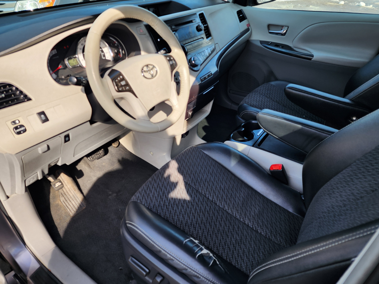 Toyota Sienna SE FWD 8-Passenger V6 2011