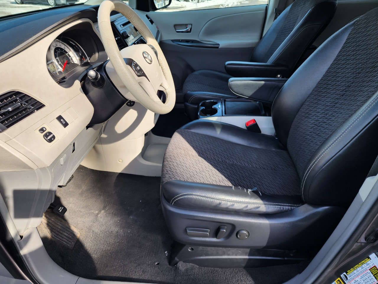 Toyota Sienna SE FWD 8-Passenger V6 2011