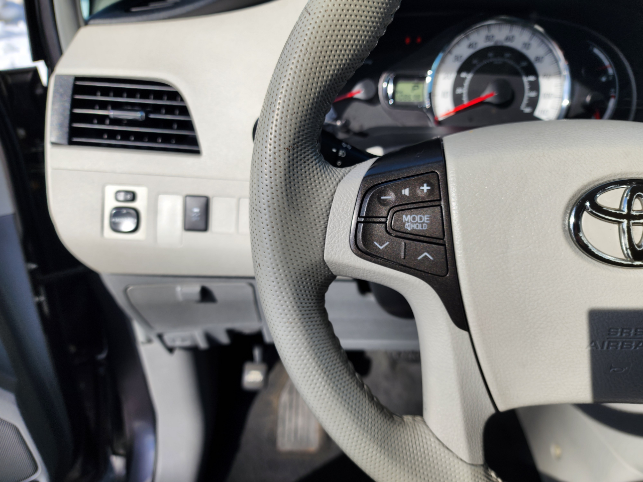 Toyota Sienna SE FWD 8-Passenger V6 2011