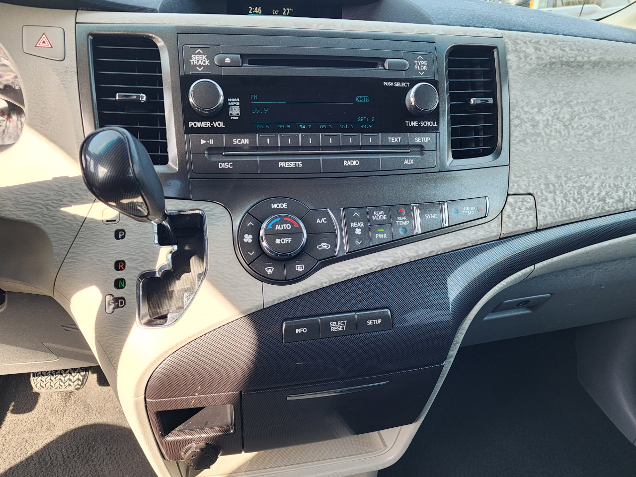 Toyota Sienna SE FWD 8-Passenger V6 2011