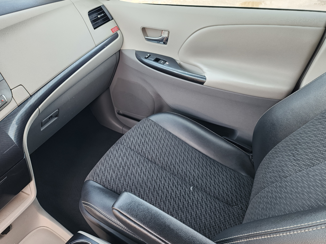 Toyota Sienna SE FWD 8-Passenger V6 2011