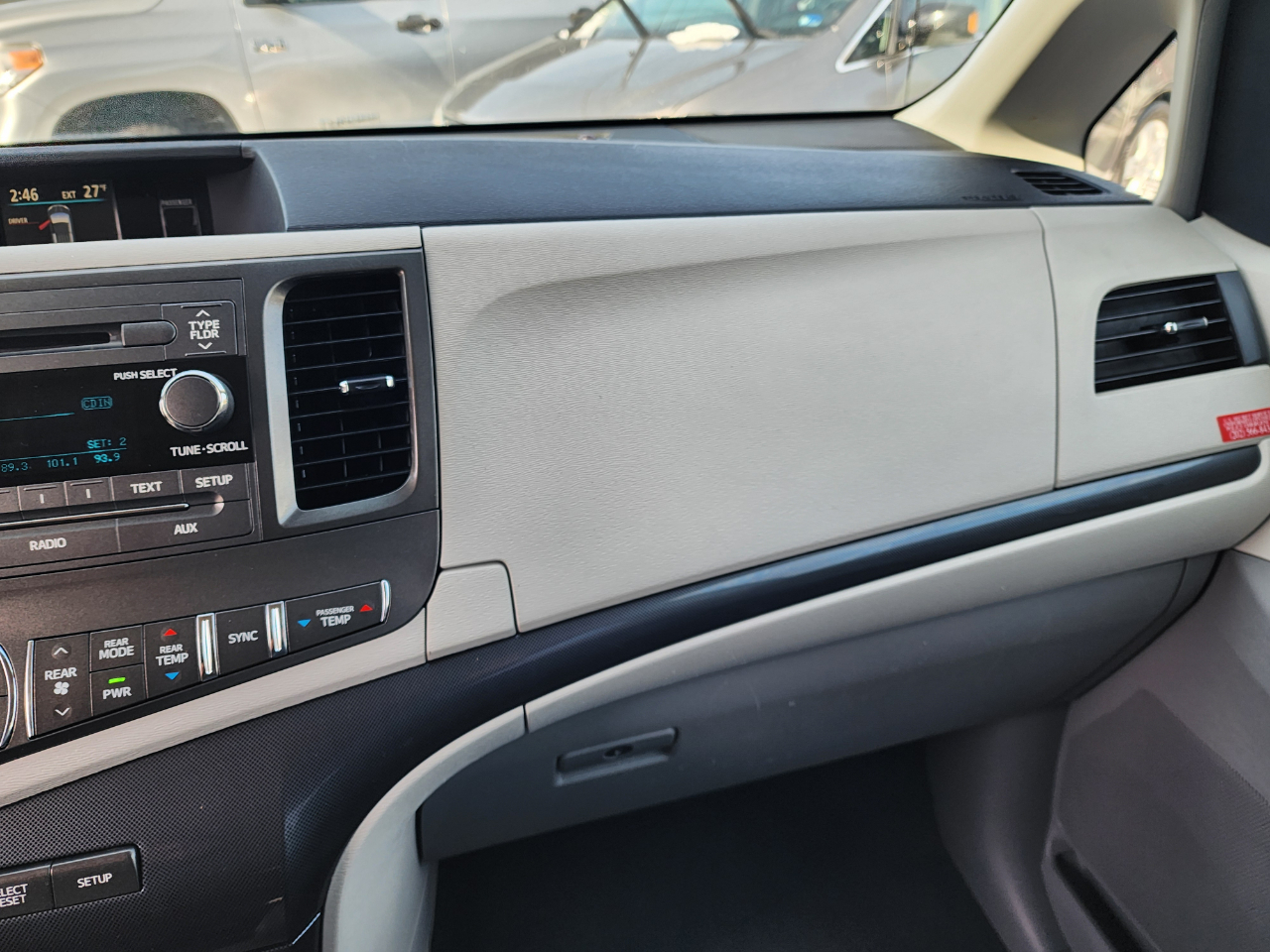 Toyota Sienna SE FWD 8-Passenger V6 2011