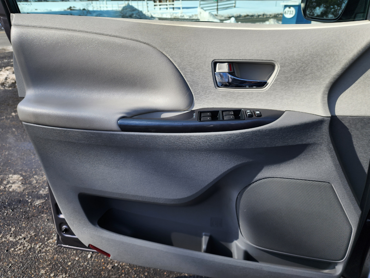 Toyota Sienna SE FWD 8-Passenger V6 2011