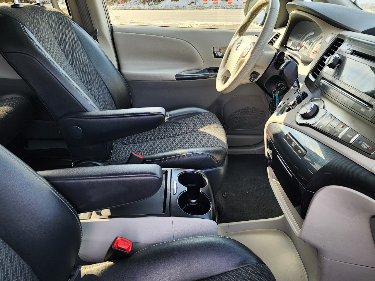 Toyota Sienna SE FWD 8-Passenger V6 2011