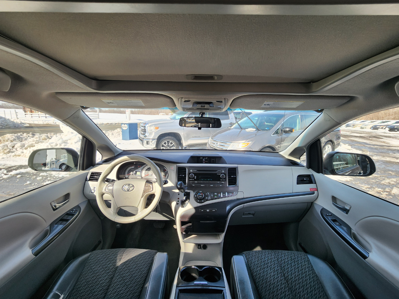 Toyota Sienna SE FWD 8-Passenger V6 2011