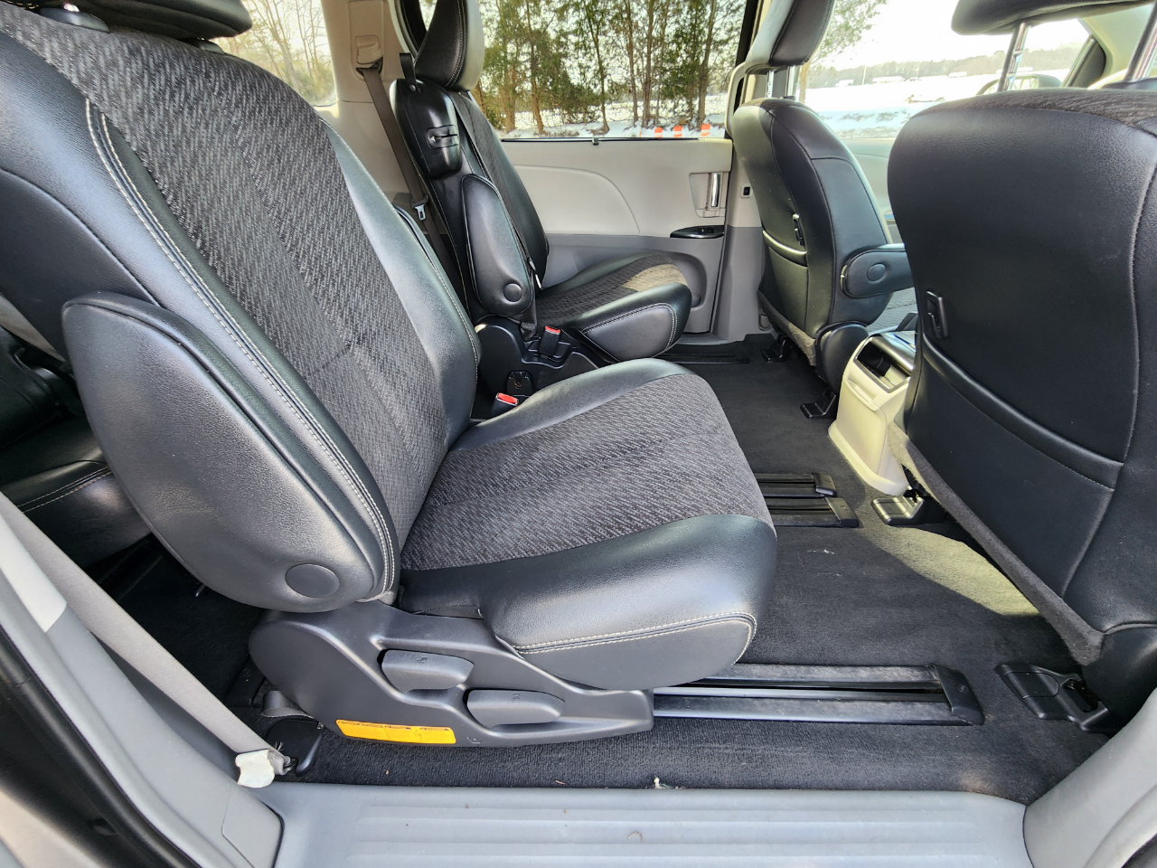 Toyota Sienna SE FWD 8-Passenger V6 2011