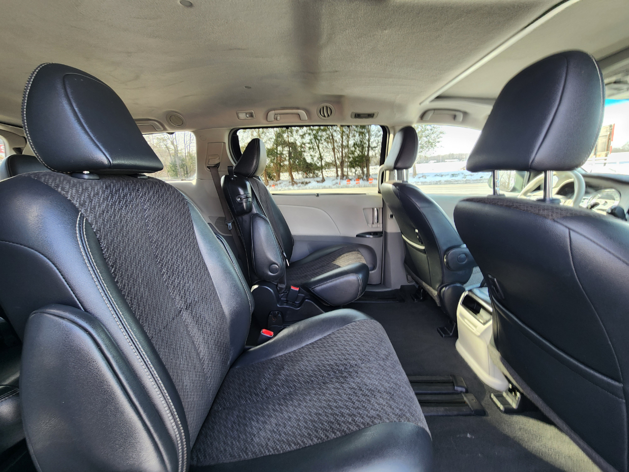 Toyota Sienna SE FWD 8-Passenger V6 2011