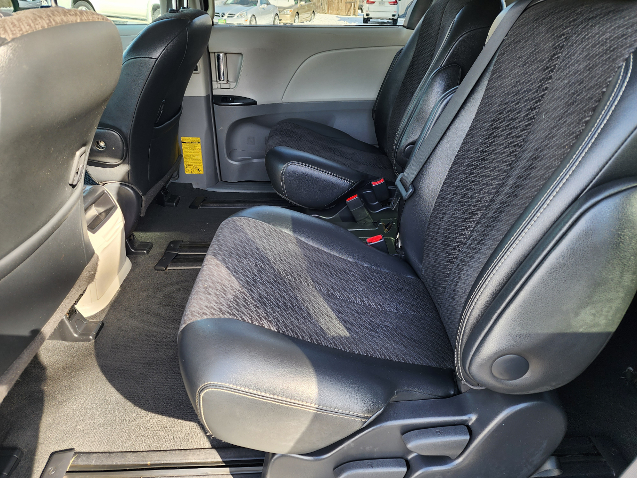 Toyota Sienna SE FWD 8-Passenger V6 2011