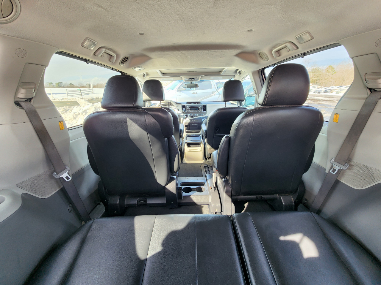 Toyota Sienna SE FWD 8-Passenger V6 2011