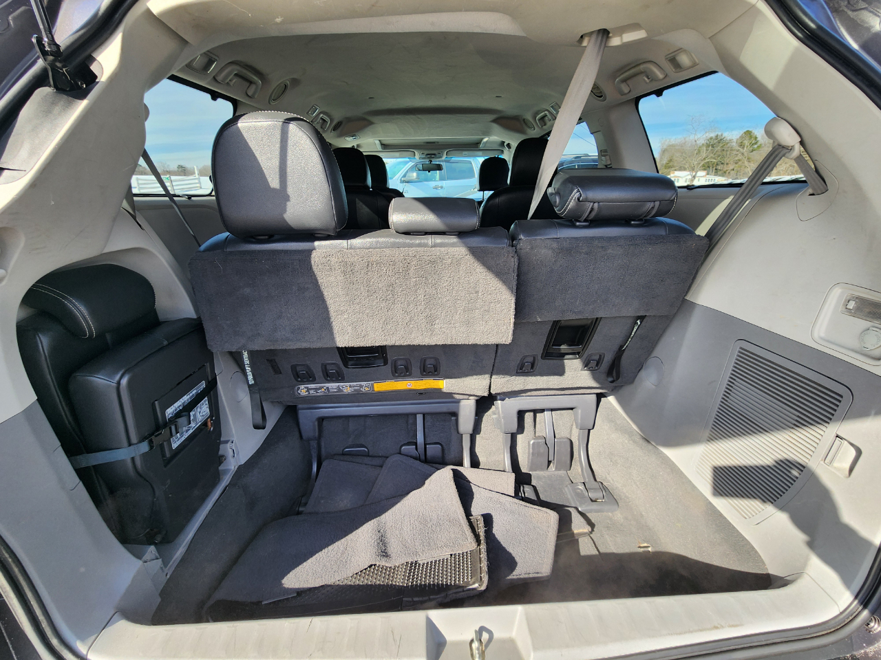 Toyota Sienna SE FWD 8-Passenger V6 2011