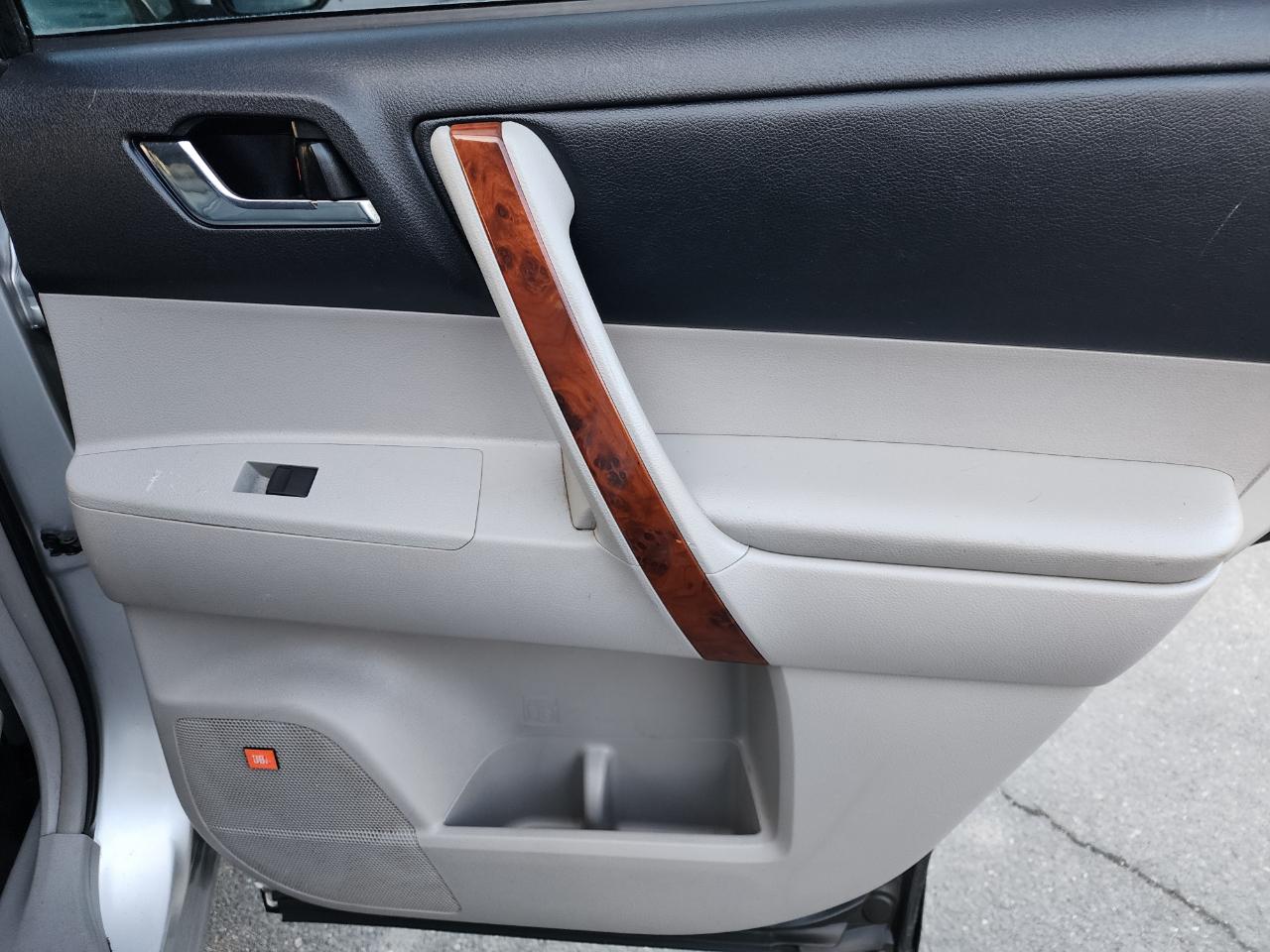 Toyota Highlander Limited 4WD 2011