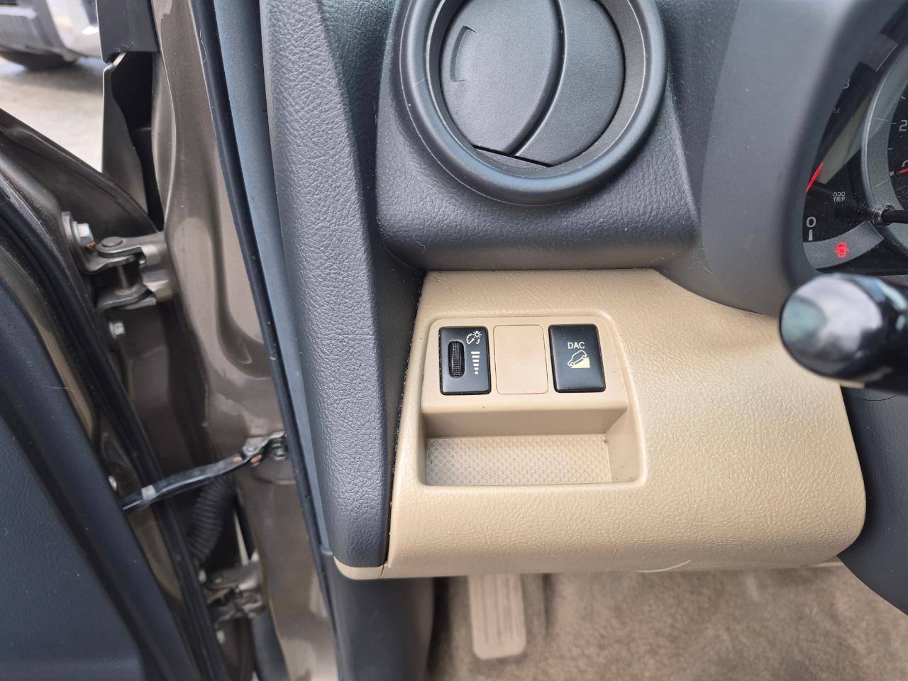 Toyota RAV4 Base V6 4WD 2012