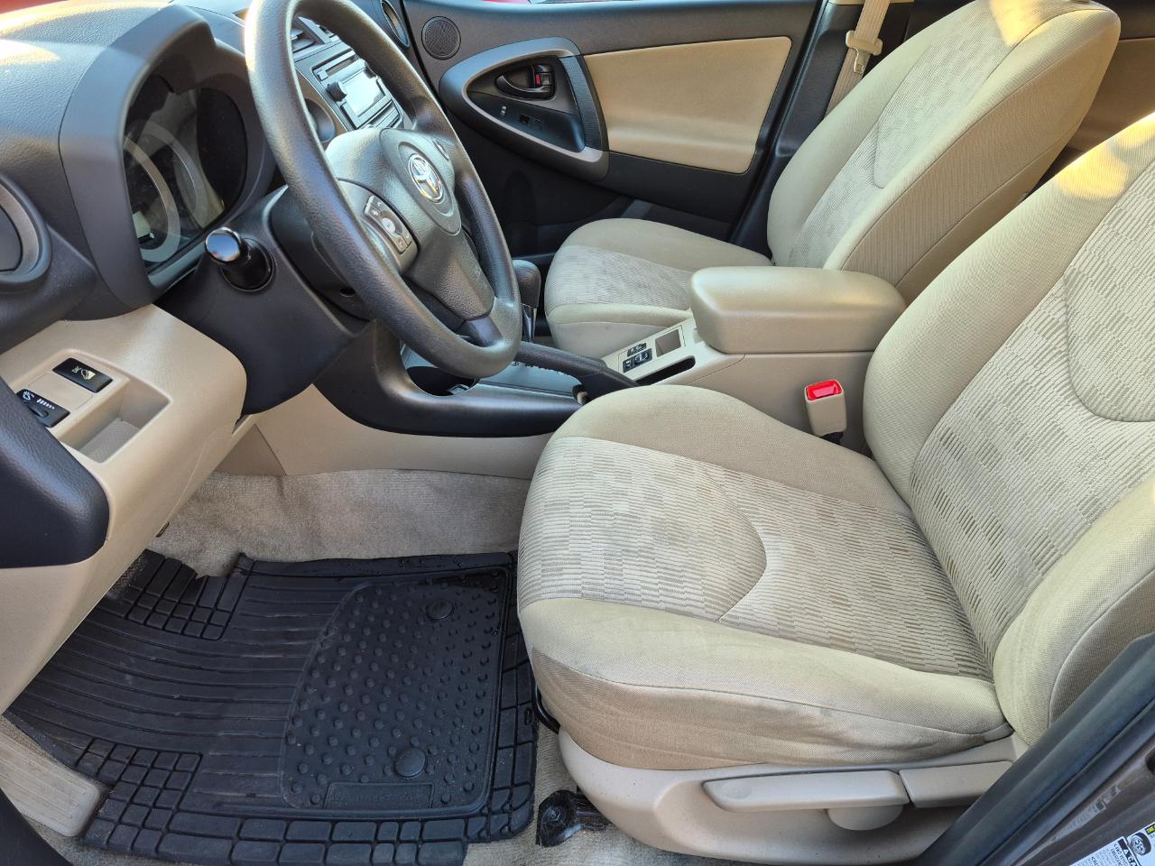 Toyota RAV4 Base V6 4WD 2012