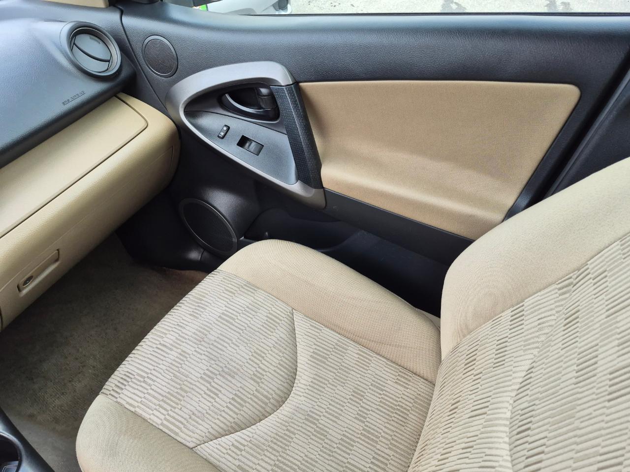 Toyota RAV4 Base V6 4WD 2012