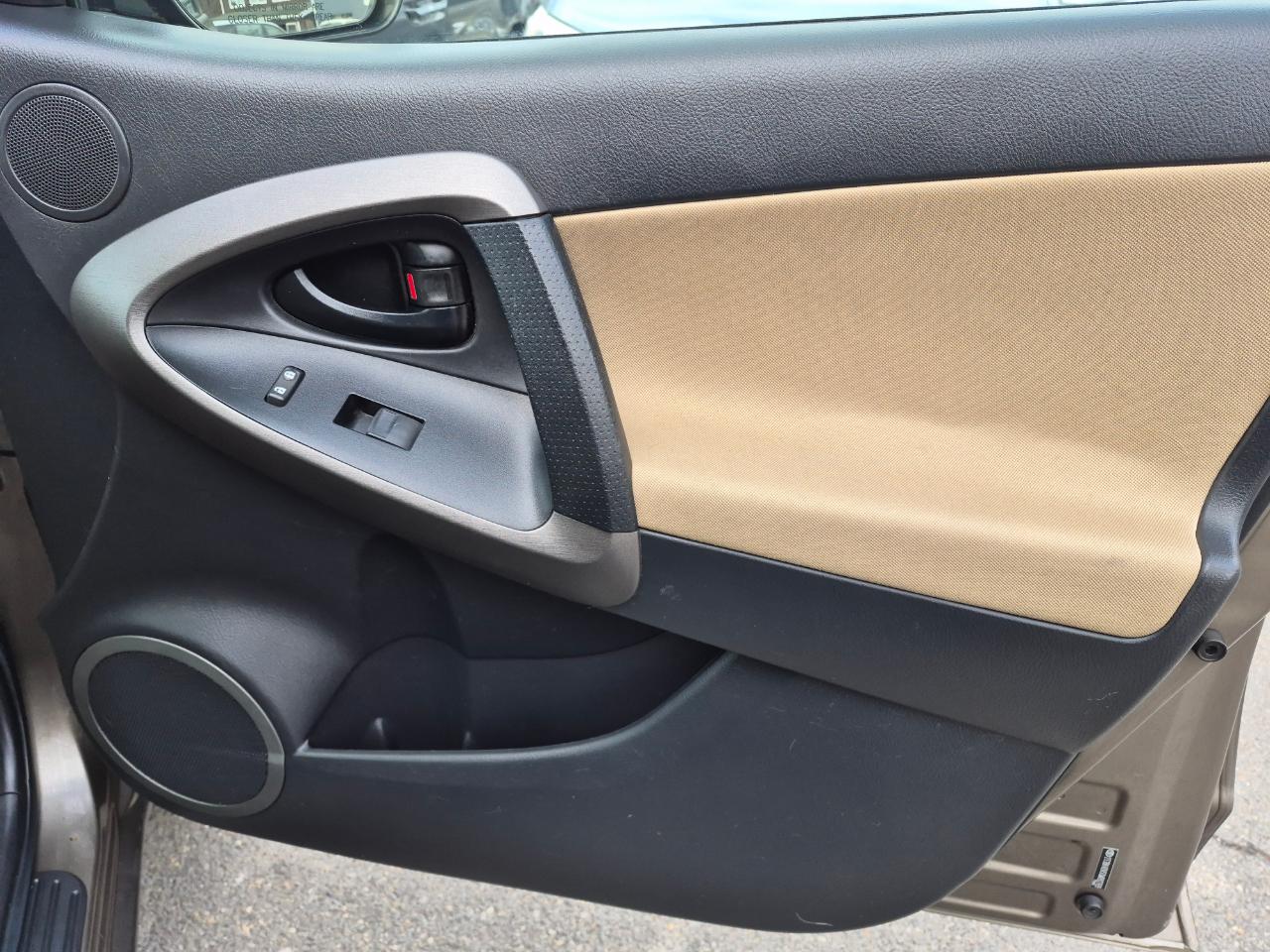 Toyota RAV4 Base V6 4WD 2012