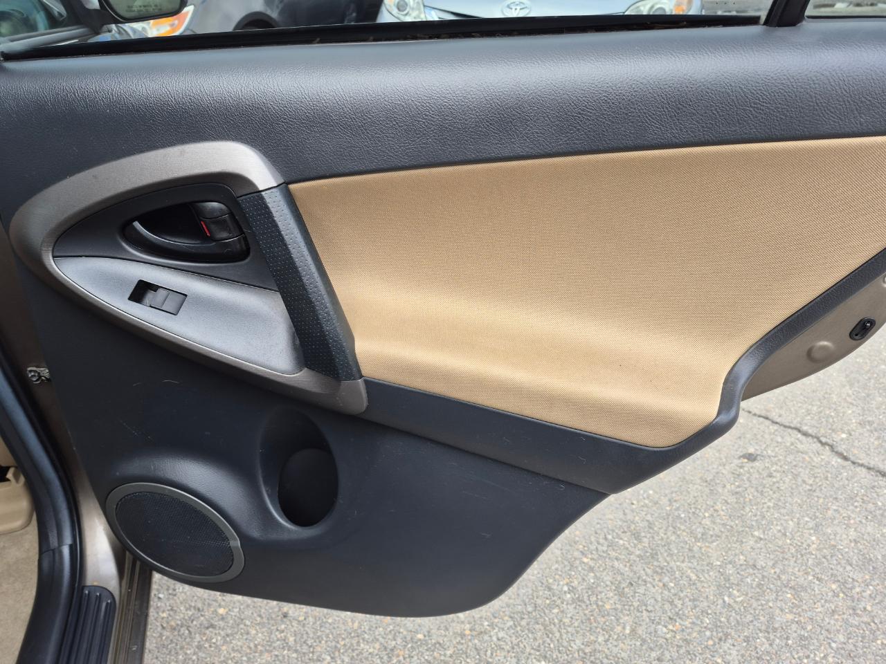 Toyota RAV4 Base V6 4WD 2012