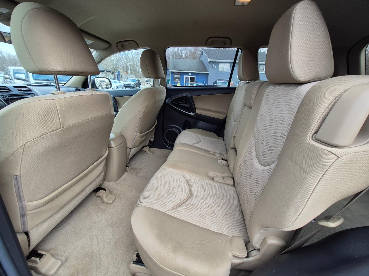 Toyota RAV4 Base V6 4WD 2012