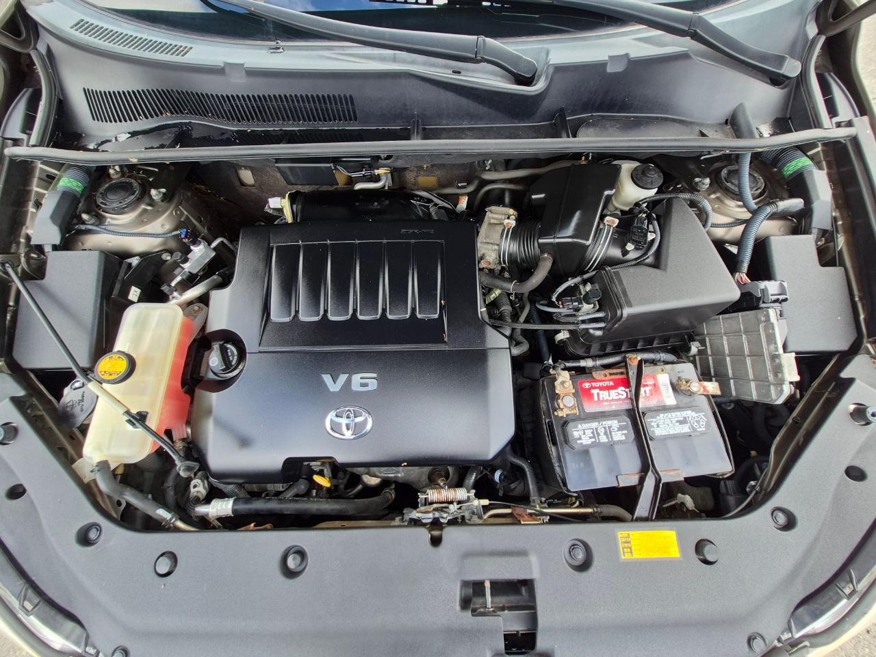 Toyota RAV4 Base V6 4WD 2012