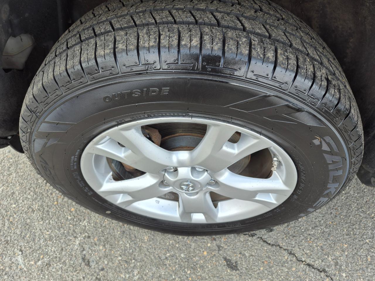 Toyota RAV4 Base V6 4WD 2012