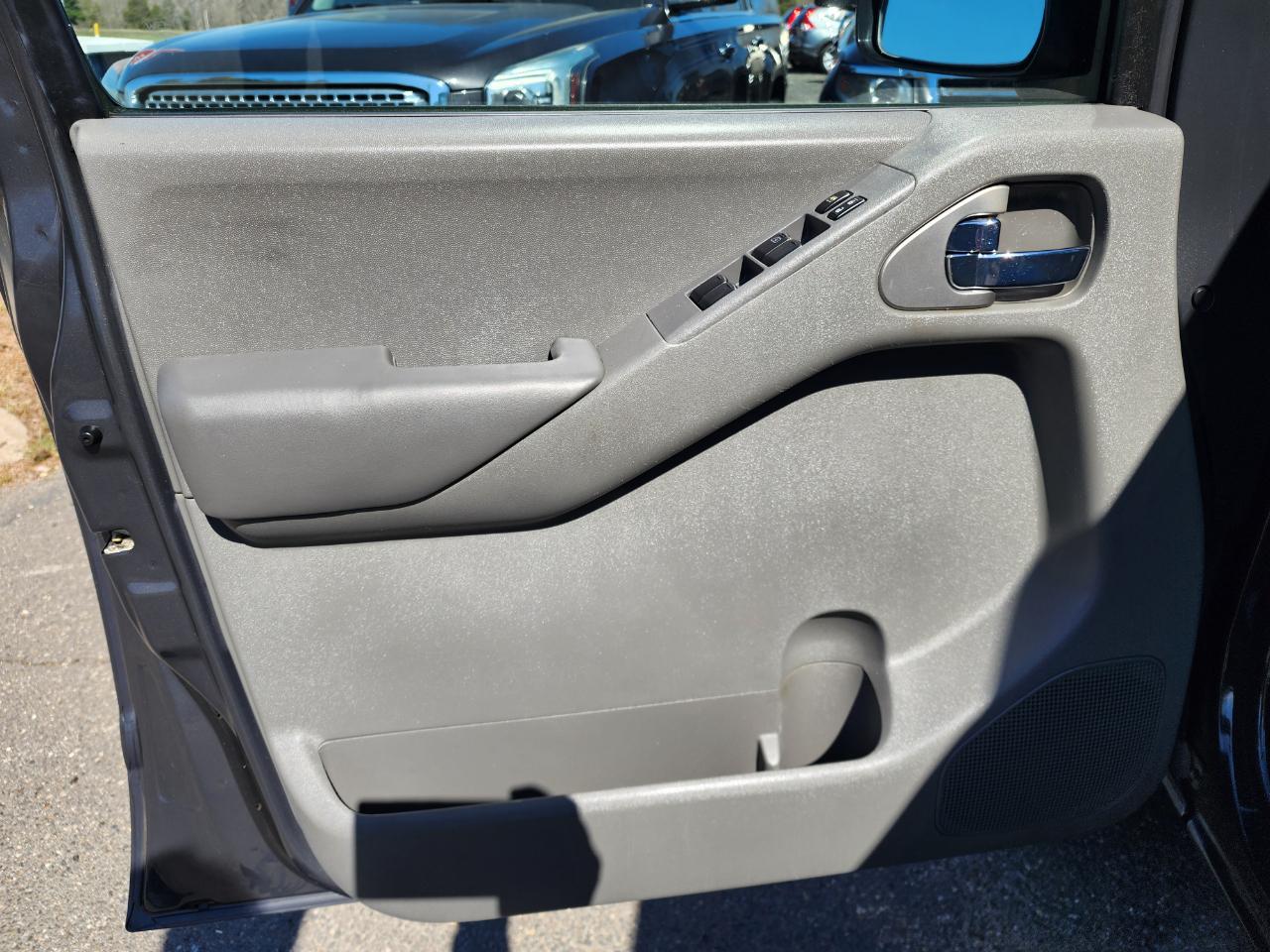 Nissan Frontier S Crew Cab 5AT 2WD 2014