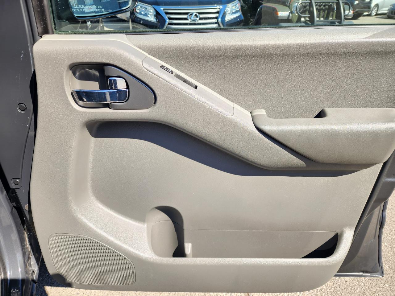 Nissan Frontier S Crew Cab 5AT 2WD 2014