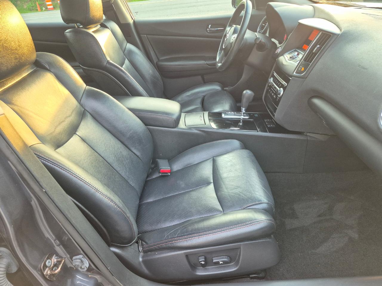 Nissan Maxima SV 2010